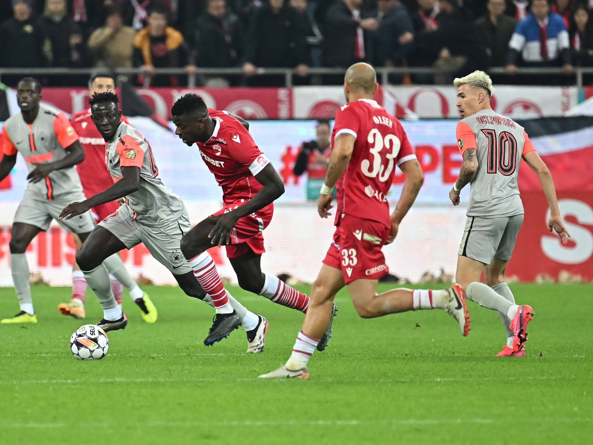 Arbitrul care va conduce de la centru meciul dintre FCSB și Dinamo. La ultimul derby a acordat zece galbene și două roșii